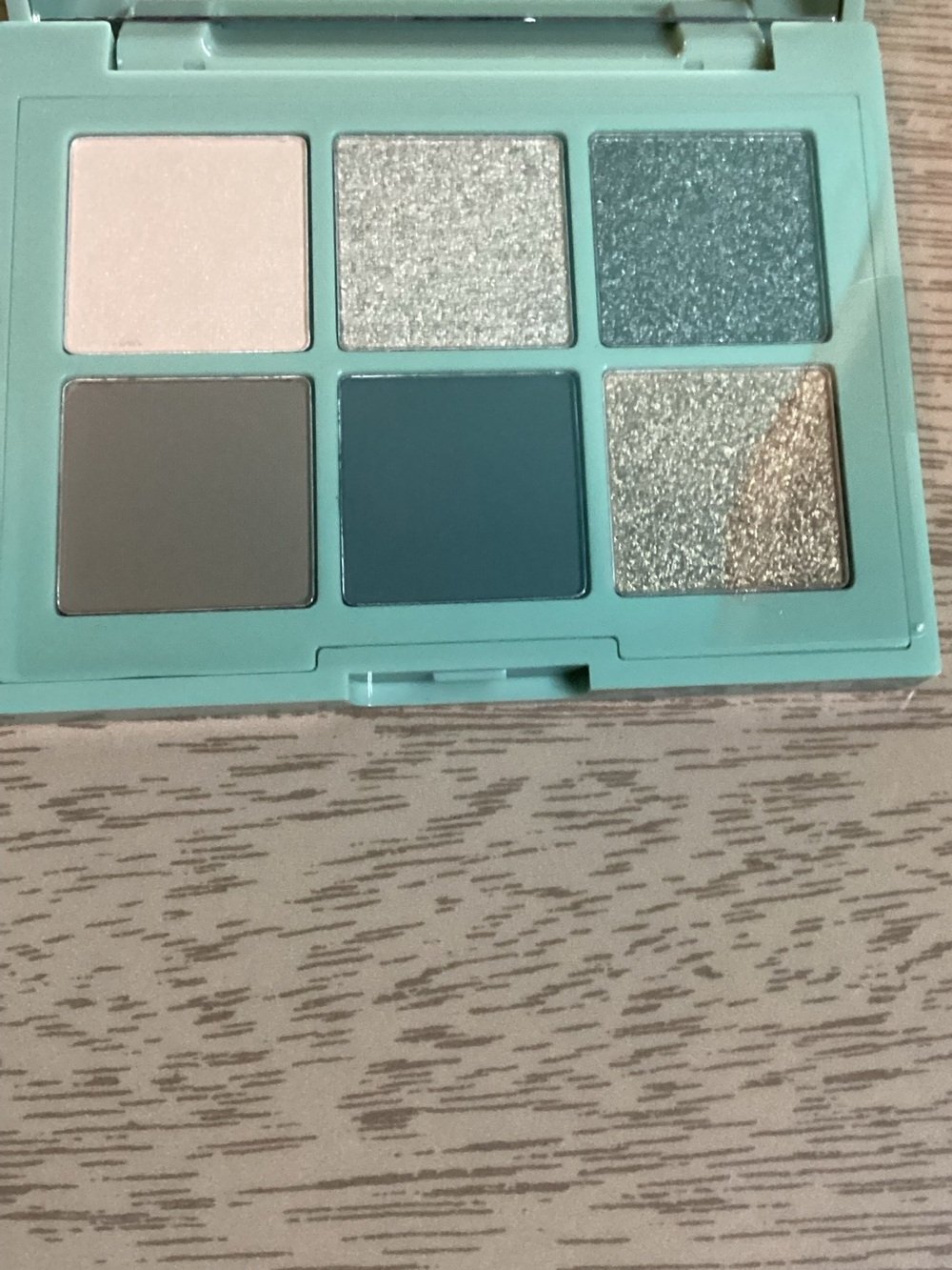 Essence Dancing Green Eyeshadow Palette New - Picture 4 of 4